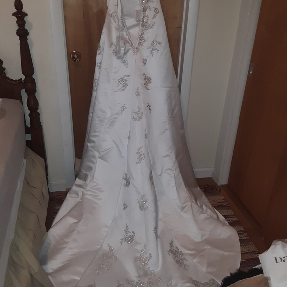 David's Bridal A line crystal embelished wedding gown - Picture 3 of 8